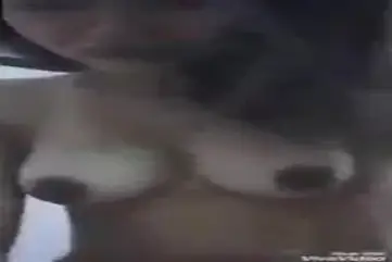 Merintih Keenakan Digoyang