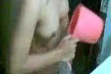 Ngintip Anak Kost Mandi Pake Gayung Pink